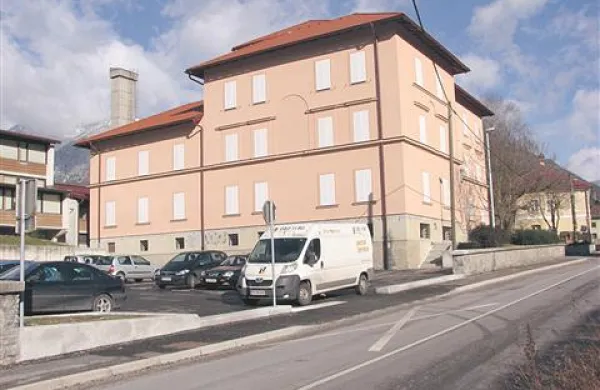 Delno prenovljen nekdanji  dijaški dom (pre)dolgo čaka na oživitev.
