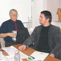 Tomaž Ogrin (levo) je menil, da bi morali za vadišče izdelati celovito presojo vplivov na okolje,  Boštjan Požar pa je opozoril, da je vadišče nezdružljivo s trajnostnim razvojem, ki temelji na naravnih vrednotah.
