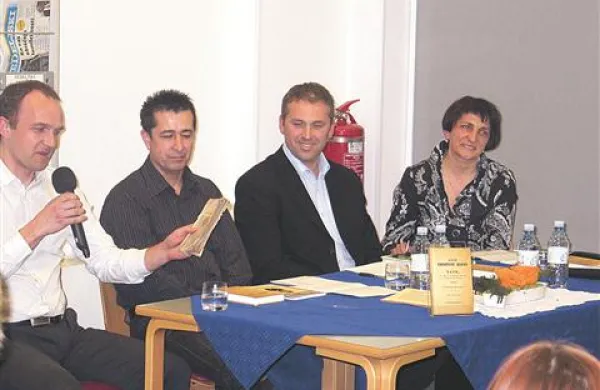 Pobudnik za ponatis knjige Nove kuharske  bukve Vili Gombač (drugi z leve), ob njem (prvi z leve) Uroš Ahačič in Ivan Simčič (tretji z leve) ter Slavica Smrdel.