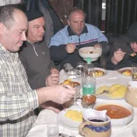 Obiskovalce so na Pomjanu pogostili z domačim golažem s klobasami in polento.