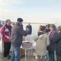 Ciplje so prodajali po 8 evrov, velike, skoraj poldrugi kilogram težke brancine po 25 evrov, velike orade po 20, male po 10 evrov. Enako ribone. Po nizki ceni, pet evrov, so bili šuri, alpe in sere po 8 evrov.
