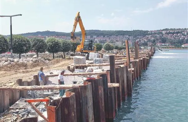 Tehnološki postopek ob gradnji obalnega zidu je bil  zahteven, saj so ga morali obnavljati  po odsekih in paziti, da se gradbena jama zaradi mulja ne bi preveč odprla in porušila 