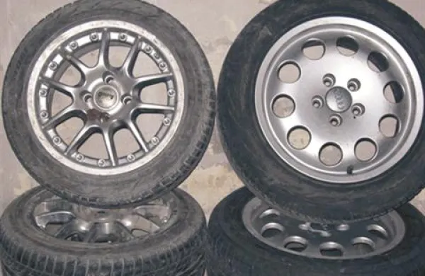42-letni Ankarančanki in 34-letnemu Koprčanu so včeraj ukradli štiri platišča s pnevmatikami.