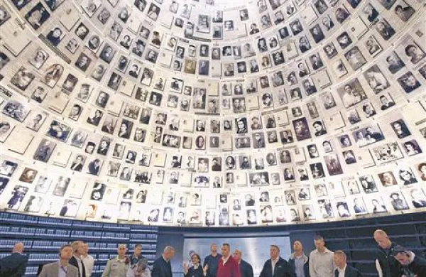 Spoznati najglobljo srž človeka - resnično doumeti Auschwitz