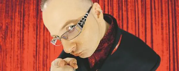 Andrea F, od nocoj v glasbenem peklu Effe's Inferno, ki ga zaznamuje tudi scenografija Marka Juratovca in režija Petra Juratovca,  režiserja  legendarne glasbene oddaje Alta pressione z Dariom Diviacchijem.   