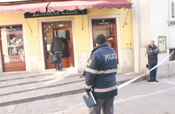 Roparji so imeli na glavah čelade, govorili pa naj bi italijansko.