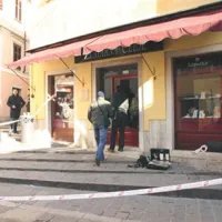 Kriminalisti so podrobno preiskali notranjost prodajalne.