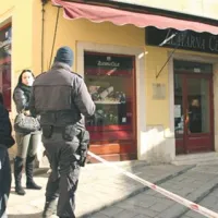 Prodajalka popoldanske izmene je imela včeraj srečo, ker ni doživela roparskega napada.