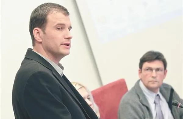 Novi direktor Komunale Izola Denis Bele (levo)  in župan Igor Kolenc se poznata še iz časov, ko sta skupaj delala v podjetju Tomos.