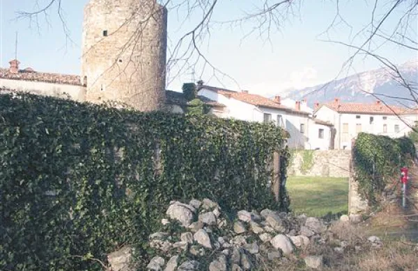 Občina kljub odločbi inšpektorja v petih letih zidu ni sanirala.
