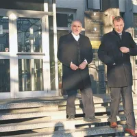 Ajdovski župan Marjan Poljšak (levo) zavrača očitke, da je z rušenjem grajskega zidu storil kaznivo dejanje. Pred sodiščem ga brani odvetnik Bruno Krivec.