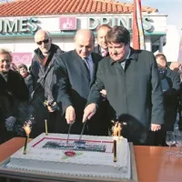 Ob vstopu Slovenije v schengenski sistem je bilo slovesno. Tržaški župan Roberto Dipiazza in njegov sežanski kolega sta skupaj razrezala torto, danes pa kaže skupna domovina Evropa tudi svoje senčne plati. 