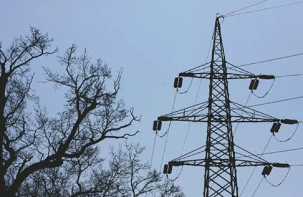 Domačini, ki živijo na območju, na katerem bo podjetje Terna SpA posodabljalo elektrovod, zahtevajo, da elektrovod speljejo pod zemljo. 
