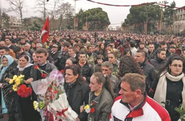Mnogi udeleženci shoda v Tirani so prinesli cvetje v spomin na tri žrtve nasilnih spopadov, do katerih je prišlo po protivladnih protestih prejšnji teden, nekateri pa so prinesli tudi slike žrtev z napisi, da zahtevajo pravico.