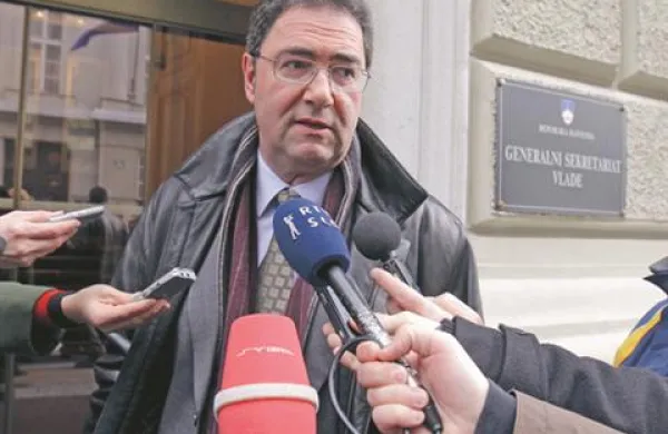 Na današnjem  srečanju koalicijskih strank je Franco Juri iz stranke Zares novinarjem med drugim dejal, da  referendum o pokojninski reformi ne izključuje nadaljnjih pogovorov s socialnimi partnerji pri vseh drugih zakonodajah, ki zadevajo delovna razmerja in status delavcev.