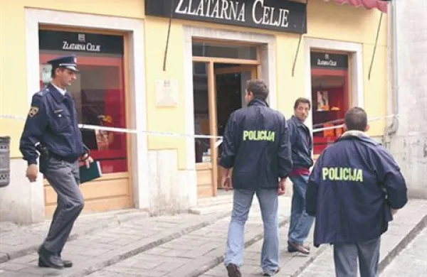 Koprsko Zlatarno Celje so oropali že oktobra 2006 (na fotografiji), ko sta dva zamaskirana moška  z macolo razbila steklo na vratih in oropala zlatarno.