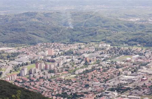 Nova Gorica, omejena z državno mejo in okoliškimi hribi, se lahko širi le na območje Lijaka.