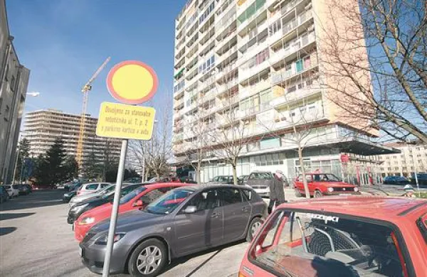 Predvsem dopoldne je parkirišče za vse pretesno