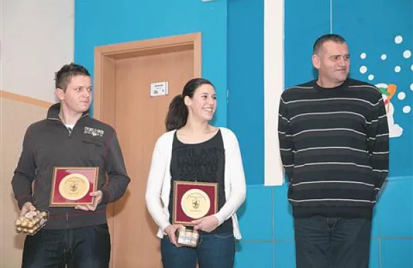 Priznanja najboljšima športnikoma Pivke Mateju Lepeju (levo) in Tini Jakovini je podelil nekdanji košarkar Slavko Kotnik
