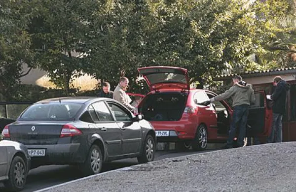 V stranski ulici v Žusterni sta ubežnika zapustila vozilo in poskušala uiti peš, a ju je policija ujela