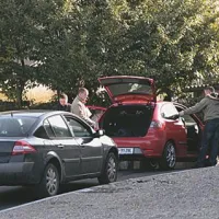 V stranski ulici v Žusterni sta ubežnika zapustila vozilo in poskušala uiti peš, a ju je policija ujela