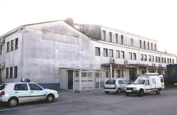 Že kmalu po selitvi pred tremi leti in pol so  zaposleni začeli tožiti zaradi zdravstvenih težav, ki jim jih med drugim povzroča viseča stavba 