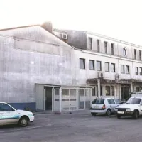 Že kmalu po selitvi pred tremi leti in pol so  zaposleni začeli tožiti zaradi zdravstvenih težav, ki jim jih med drugim povzroča viseča stavba 