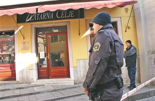 V Zlatarno Celje so v petek okoli 11.30 vdrli trije oboroženi moški, z motorističnimi čeladami na glavi, in v italijanščini zagrozili prodajalkama. S plenom, vrednim menda več kot 100.000 evrov, so nato odbrzeli po Župančičevi ulici do obrobja starega mestnega jedra, kjer so presedli v avto. 
