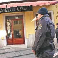 V Zlatarno Celje so v petek okoli 11.30 vdrli trije oboroženi moški, z motorističnimi čeladami na glavi, in v italijanščini zagrozili prodajalkama. S plenom, vrednim menda več kot 100.000 evrov, so nato odbrzeli po Župančičevi ulici do obrobja starega mestnega jedra, kjer so presedli v avto. 