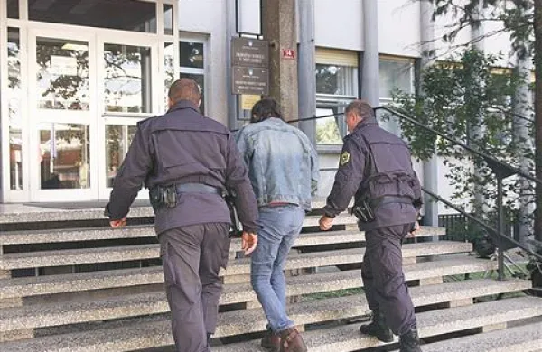 Obtoženi Renčan ob aretaciji oktobra lani med prihodom na zaslišanje k preiskovalnemu sodniku
