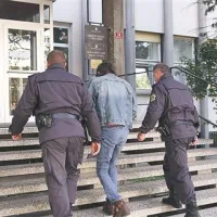 Obtoženi Renčan ob aretaciji oktobra lani med prihodom na zaslišanje k preiskovalnemu sodniku