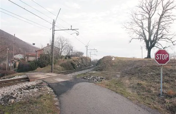 Nezavarovano in nevarno križanje ceste čez progo  pri zaselku Brgod bodo odpravili tako, da bodo zgradili podvoz
