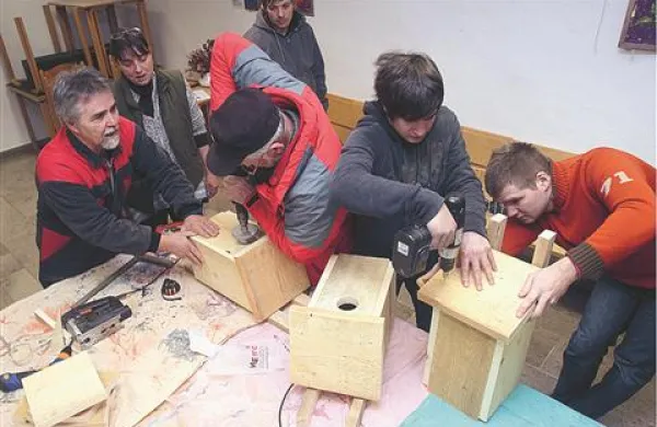 Pod vodstvom strokovnjakov so udeleženci iz na mere narezanih desk skupaj zbili gnezdilnice