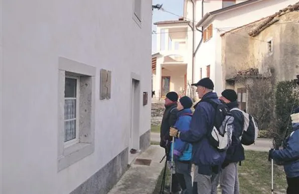 Pohodniki so postali tudi ob Vertovčevi rojstni hiši v Jakulinih