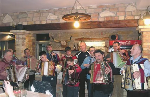 Mehe je raztegnilo več kot 30 harmonikarjev