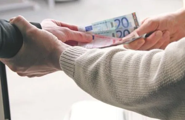 Po ugotovitvah kriminalistov je Vipavčan, ki je star znanec policije, že pred časom z resno grožnjo prisilil mladoletno dekle,  da mu je večkrat izročila različne vsote denarja.