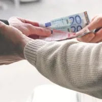 Po ugotovitvah kriminalistov je Vipavčan, ki je star znanec policije, že pred časom z resno grožnjo prisilil mladoletno dekle,  da mu je večkrat izročila različne vsote denarja.