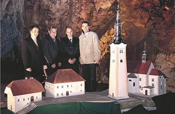 23 maket iz celovškega Minimundusa bodo na ogled v veliki Koncertni dvorani v Postojnski jami. Na fotografiji Boštjan Jenko (KD Življenje), Manfred Meierhoffer (direktor celovškega Minimundusa), Marjan Batagelj (direktor Postojnske jame) in Matija Šenk (KD Življenje).