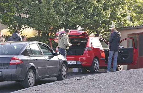 Ko sta policista prijela italijanska ubežnika, so kriminalisti temeljito pregledali notranjost kranjske ibize
