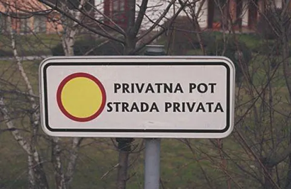 Civilni iniciativi opozarjata, da se s prodajo nepremičnin tujcem spreminja narodnostna sestava prebivalstva v slovenskih vaseh, vse več pa je tudi javne uporabe tujega jezika 