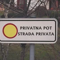 Civilni iniciativi opozarjata, da se s prodajo nepremičnin tujcem spreminja narodnostna sestava prebivalstva v slovenskih vaseh, vse več pa je tudi javne uporabe tujega jezika 