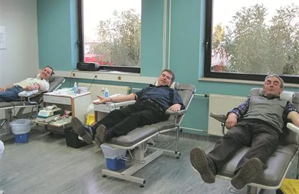 Juretovi bratje iz Podbež (z leve: Alojz, Boris in Frane) so doslej darovali že 261-krat po štiri decilitre, kar pomeni najmanj 104,4 litra krvi.