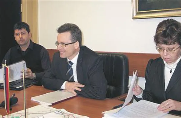 Ob odsotnosti župana so včeraj stališča postojnske občine predstavili podžupani (z leve) Boštjan Stegel, Zvonko Černač in Margareta Srebotnjak Borsellino