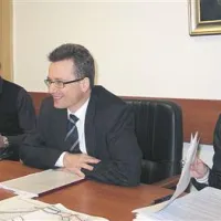 Ob odsotnosti župana so včeraj stališča postojnske občine predstavili podžupani (z leve) Boštjan Stegel, Zvonko Černač in Margareta Srebotnjak Borsellino