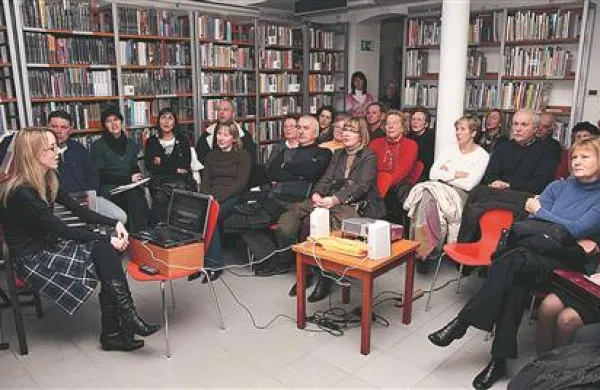 Domačinka Andreja Hrvatin (skrajno levo) je s predstavitvijo brkinske glasbe, ki jo je obdelala v svoji diplomski nalogi, v knjižnico privabila številne poslušalce
