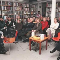 Domačinka Andreja Hrvatin (skrajno levo) je s predstavitvijo brkinske glasbe, ki jo je obdelala v svoji diplomski nalogi, v knjižnico privabila številne poslušalce