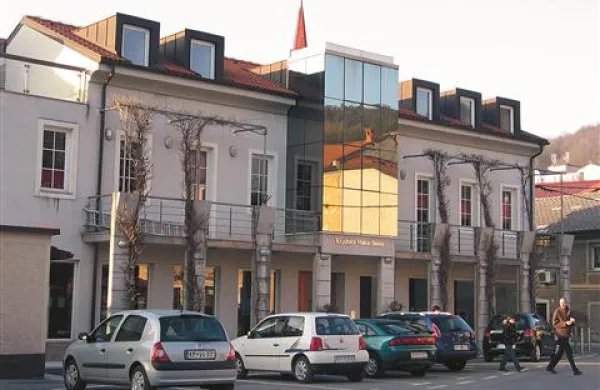 Člansko izkaznico knjižnica uporabnikom zaračuna enkratno