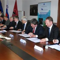 Župani kraških in južnoprimorskih občin so ob prisotnosti ministra za okolje in prostor Roka Žarnića podpisali pogodbo o pripravi, izvedbi in obratovanju sistema oskrbe s pitno vodo slovenske Istre in Krasa.