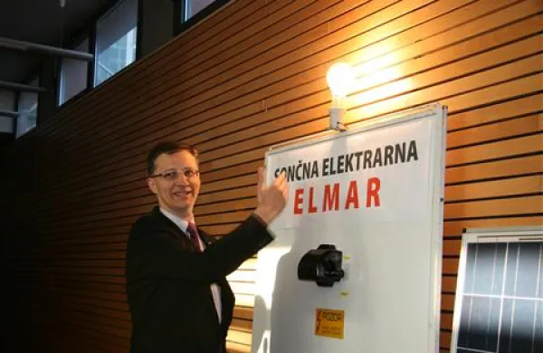Minister Igor Lukšič je simbolično zagnal elektrarno.