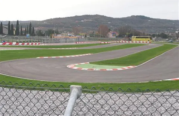 Karting steza v Kopru sameva že več kot eno leto. V športnem društvu, ki z njo upravlja, upajo, da jo  bodo konec meseca vendarle odprli.  